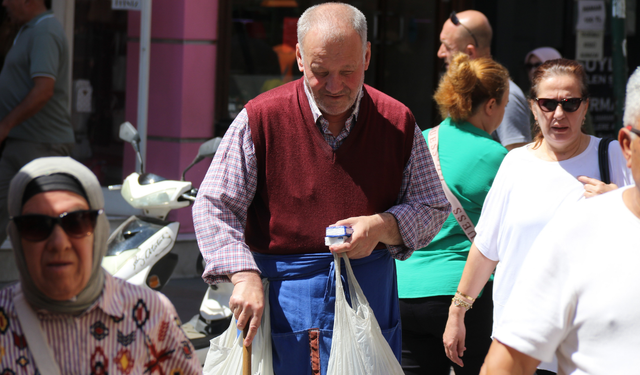 Eskişehir’de doğuştan görme engelli işportacı mendil satarak 2 ev aldı