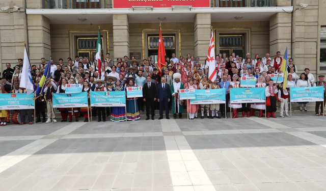 Uluslararası folklor sanatçıları Vali Aksoy'u ziyaret etti