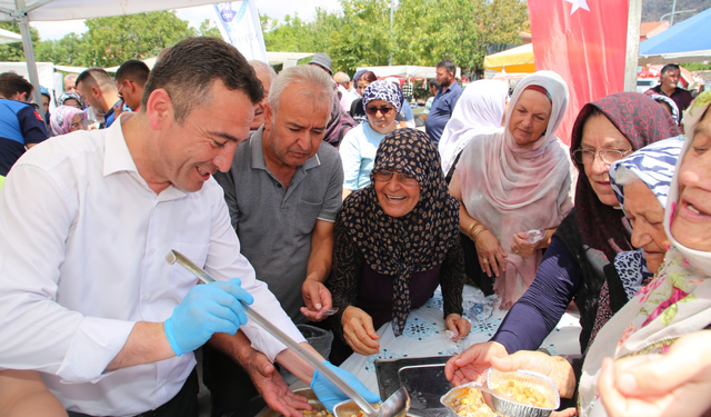 Başkan Dökmeci vatandaşlara aşure ikramında bulundu