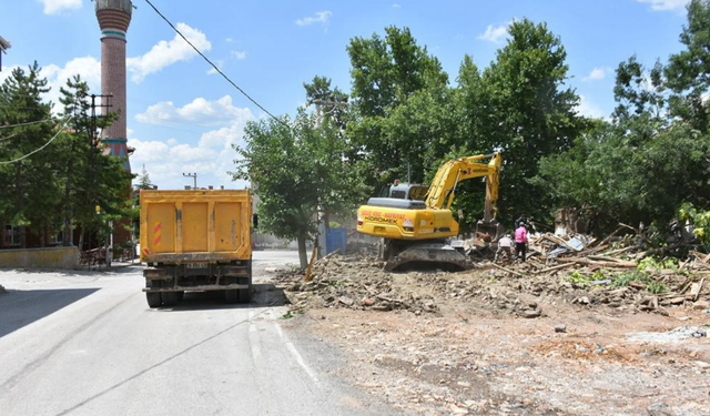 İnönü'de terk edilmiş evlerin yıkımı başladı