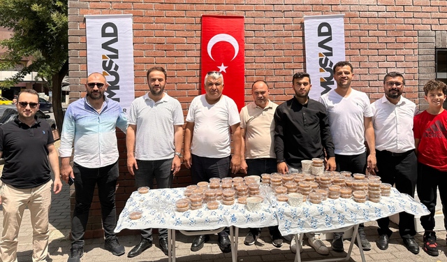 MÜSİAD Eskişehir vatandaşlara aşure ikram etti