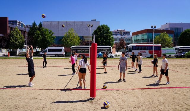 Tepebaşı Belediyesi'nden plaj voleybolu kursu