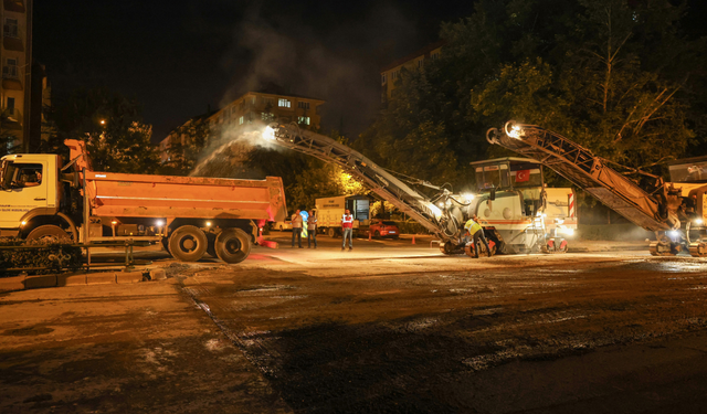 Eskişehir Büyükşehir Belediyesi ekiplerinin yoğun gece mesaisi devam ediyor