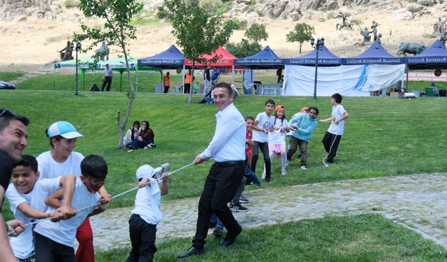 Sivrihisar'da çocuklar doyasıya eğleniyor