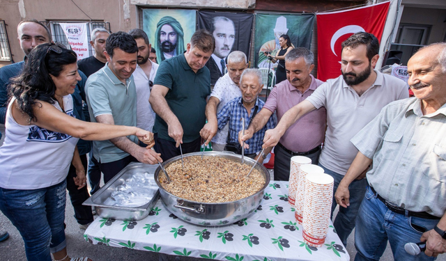 İzmir Büyükşehir Belediye Başkanı Cemil Tugay ESDER'in aşure programına katıldı