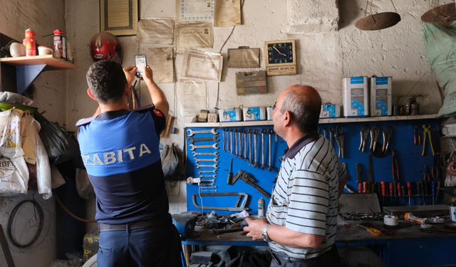 Sivrihisar Belediyesi Zabıta Müdürlüğü ekiplerinin ruhsat denetimi sürüyor