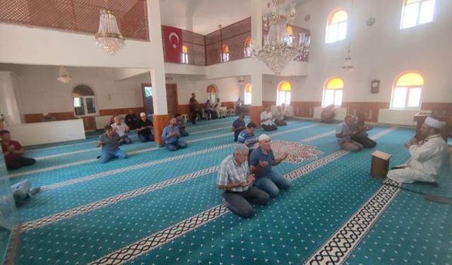 Şehitlerin ruhları için Merkez Orta Mahalle Camii'nde Mevlid-i Şerif okundu