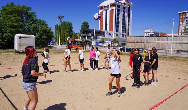 Tepebaşı'nda plaj voleybolu heyecanı