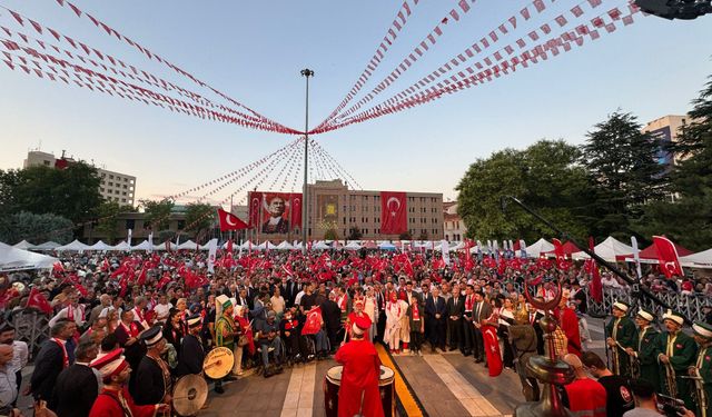 Eskişehir’de binler demokrasi için meydanda buluştu