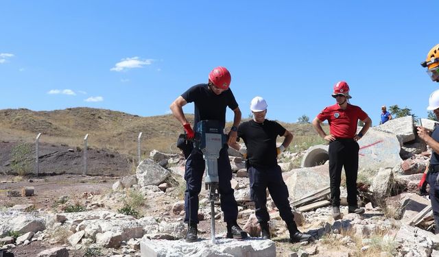 Eskişehir'de jandarma ekiplerine depremde arama kurtarma eğitimi verildi