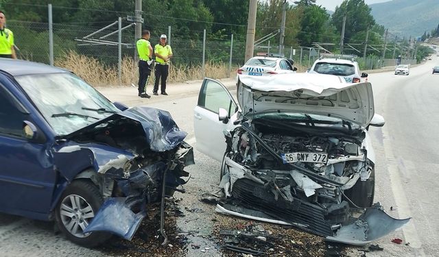 Eskişehir yolunda feci kaza... İki araç kafa kafaya çarpıştı: Ölü ve yaralılar var