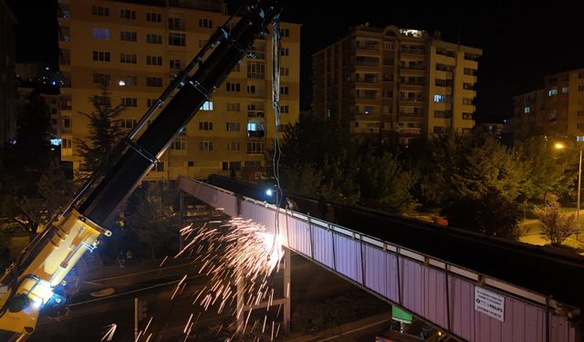 Her gün yüzlerce kişi kullanıyordu: Eskişehir'e 25 yıllık üst geçidin yıkımına başlandı