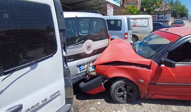 Eskişehir'de kontrolden çıkan otomobil tamirhaneye daldı