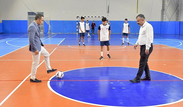 Eskişehir'de Futsal heyecanı il müdürlerinin vuruşuyla başladı