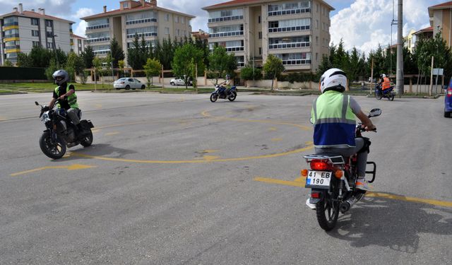 Eskişehir'de birkaç dakikalık serinlik için ölümle dans ediyorlar