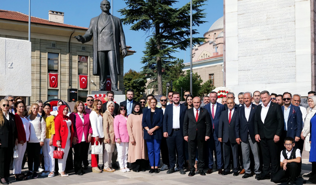 AK Parti, Atatürk Anıtına çelenk bıraktı