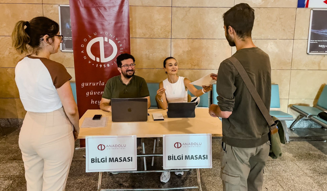 Anadolu Üniversitesi kayıt döneminde öğrencilerinin yanında