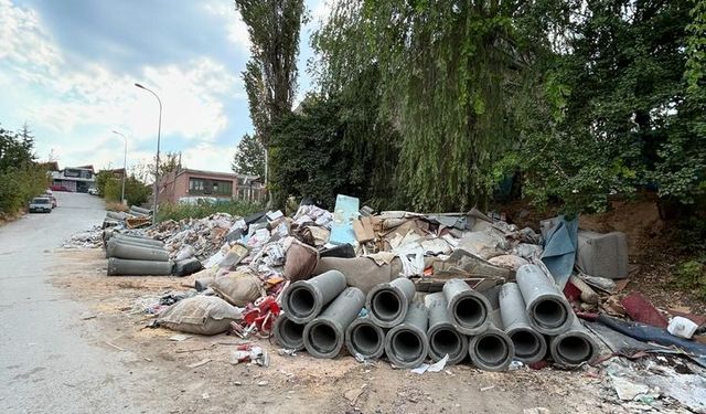 BAKSAN'da alt yapı çalışmaları sonrasında çevreye bırakılan inşaat atıkları vatandaşlardan tepki topladı