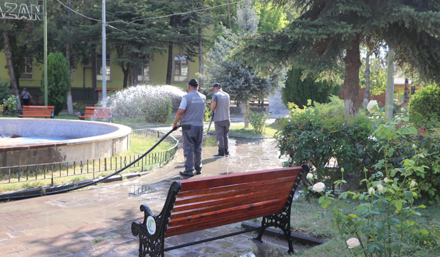 Çifteler Belediyesi'nden Cumhuriyet Meydanı'nda temizlik ve bakım çalışmaları