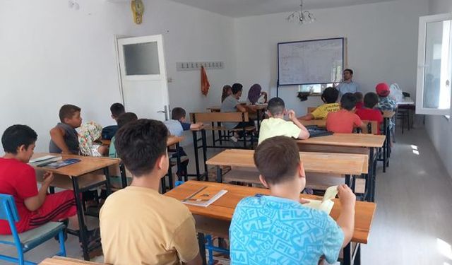 Çifteler İlçe Müftülüğü tarafından öğrencilere seminer veriliyor