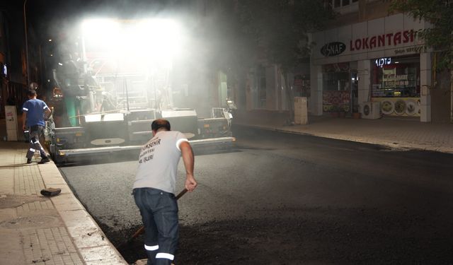 Eskişehir Büyükşehir'den Eğitimciler Caddesi'nde gece mesaisi