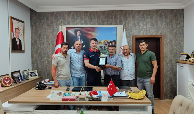 Eskişehir İl Tarım ve Orman Müdürü Gümüş ile ekibine teşekkür plaketi