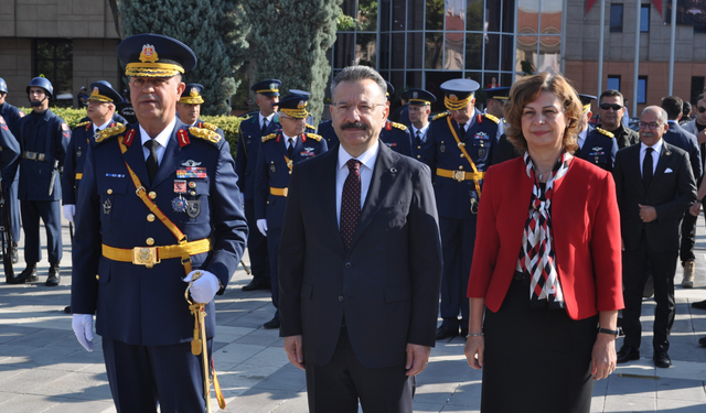 Eskişehir'de Zafer Bayramı kutlamaları çelenk sunumu ile başladı