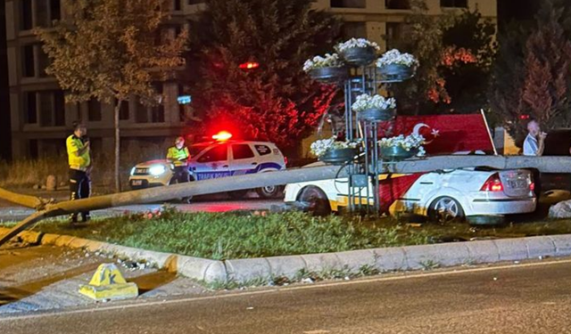 Eskişehir'de feci kaza: Çarptığı aydınlatma direği aracının üzerine düştü