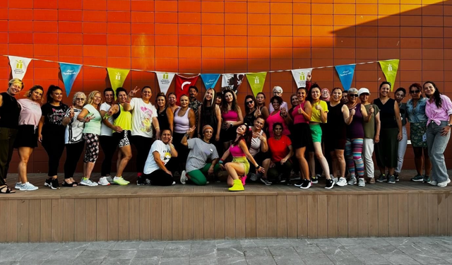 Eskişehir'de kadınlardan eğlenceli Zumba etkinliği