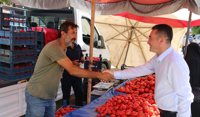 Başkan Dökmeci Dümrek Mahallesi halk pazarını ziyaret etti