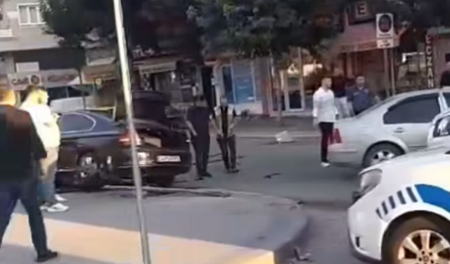 Sakarya Caddesi kavşağında maddi hasarlı kaza