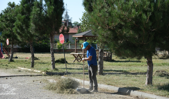 Sivrihisar Belediyesi'nden yeşil alanlarda bakım ve temizlik çalışması