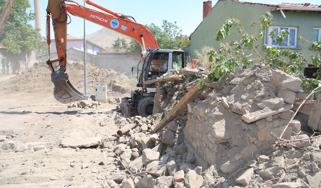 Sivrihisar Belediyesi metruk binalardaki yıkım çalışmalarına devam ediyor