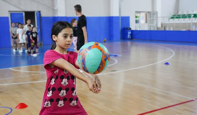 Voleybolun tekniklerini Tepebaşı’nda öğreniyorlar