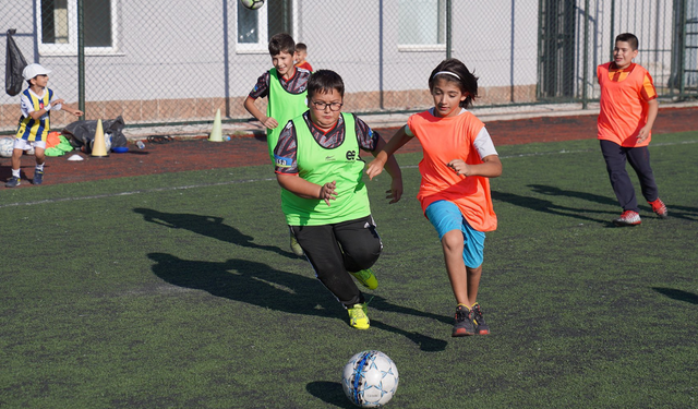 Çocuklar Tepebaşı'nda tatilini futbolla geçiriyor