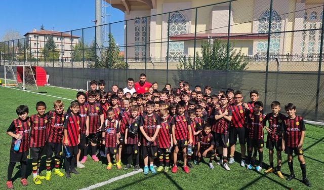 Tecrübeli kaleci, futbol okulu öğrencileriyle buluştu