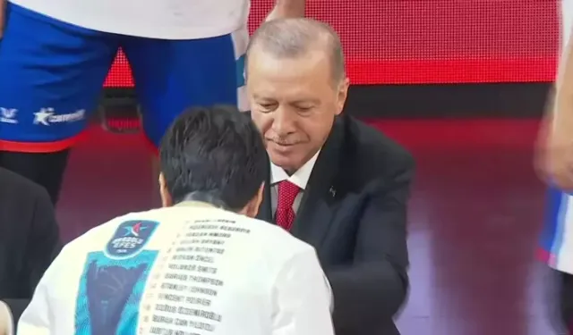 Cumhurbaşkanı Recep Tayyip Erdoğan, A. Efes'e kupasını takdim etti