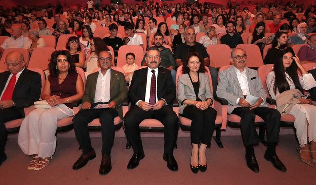 Vali Aksoy ve eşi 30 Ağustos konserinde yer aldı