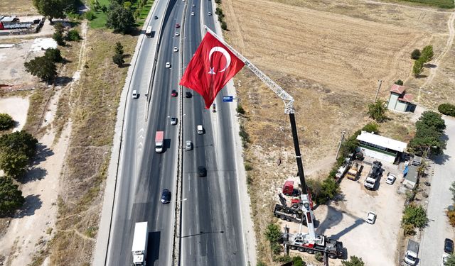 Eskişehir'de dev Türk bayrağı göklerde dalgalanıyor