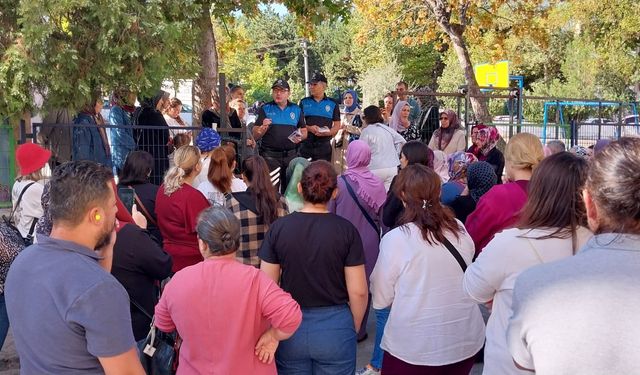 Eskişehir'de polis ekipleri öğrencilere ve velilere bilgilendirme çalışmaları yaptı