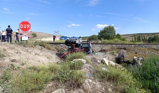 Ölüme kıl payı... Eskişehir treni hemzemin geçitte traktöre çarptı