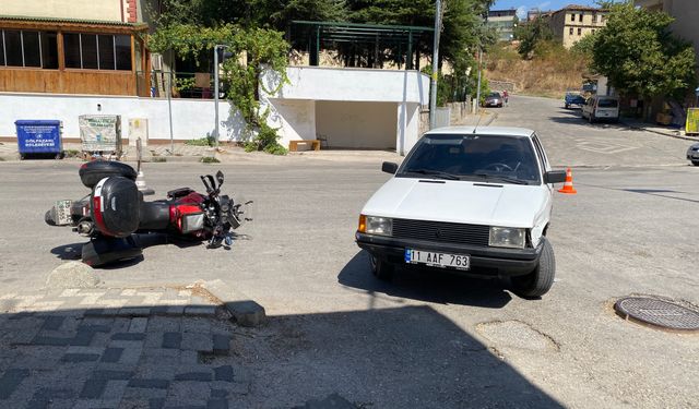 Komşuda otomobil ve motosiklet çarpıştı: 1 yaralı