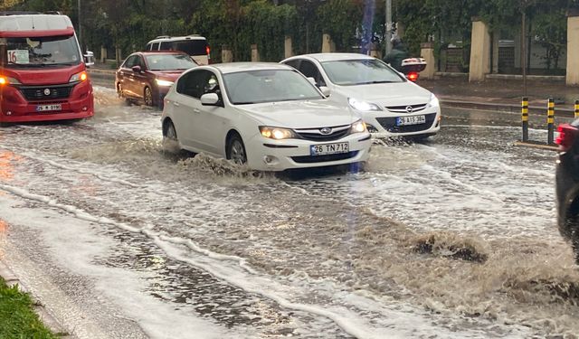 Eskişehir'i etkisi altına alan sağanak yağış hayatı felç etti