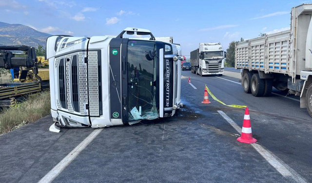 Kontrolünü kaybeden tır devrildi: 1 kişi yaşamını yitirdi