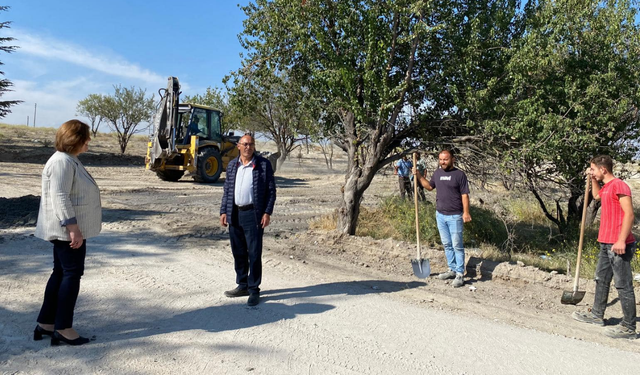 Çifteler'de okul yollarında kilit parke çalışması yapılıyor