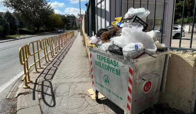 Basın Şehitleri Caddesi'nde biriken çöpler toplanmayı bekliyor