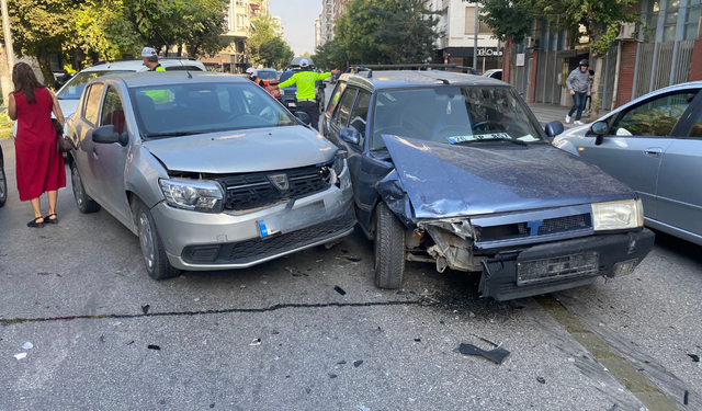 Eskişehir'de faciadan kıl payı: İki otomobilin çarpıştığı kazada 1 kişi yaralandı