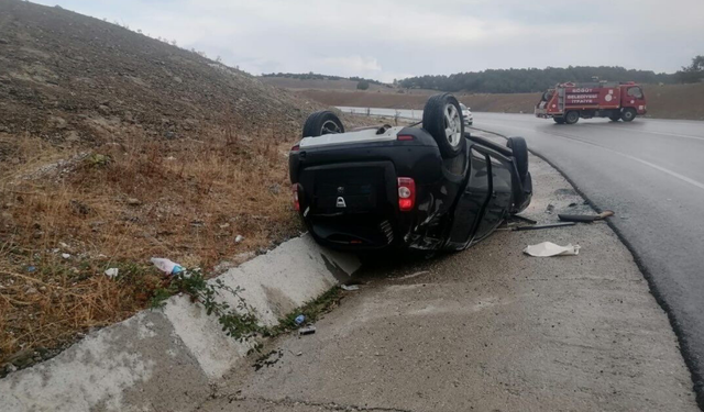 Eskişehir yolunda feci kaza: Islak zeminde kayan otomobil takla attı