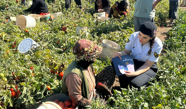 Eskişehir'de jandarma personeli mevsimlik tarım işçilerini ziyaret etti