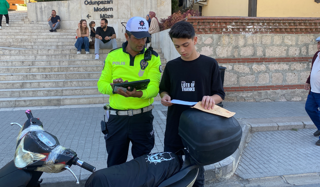 Eskişehir'de polis ekiplerinden denetim: Kasksız sürücüye ceza yazıldı